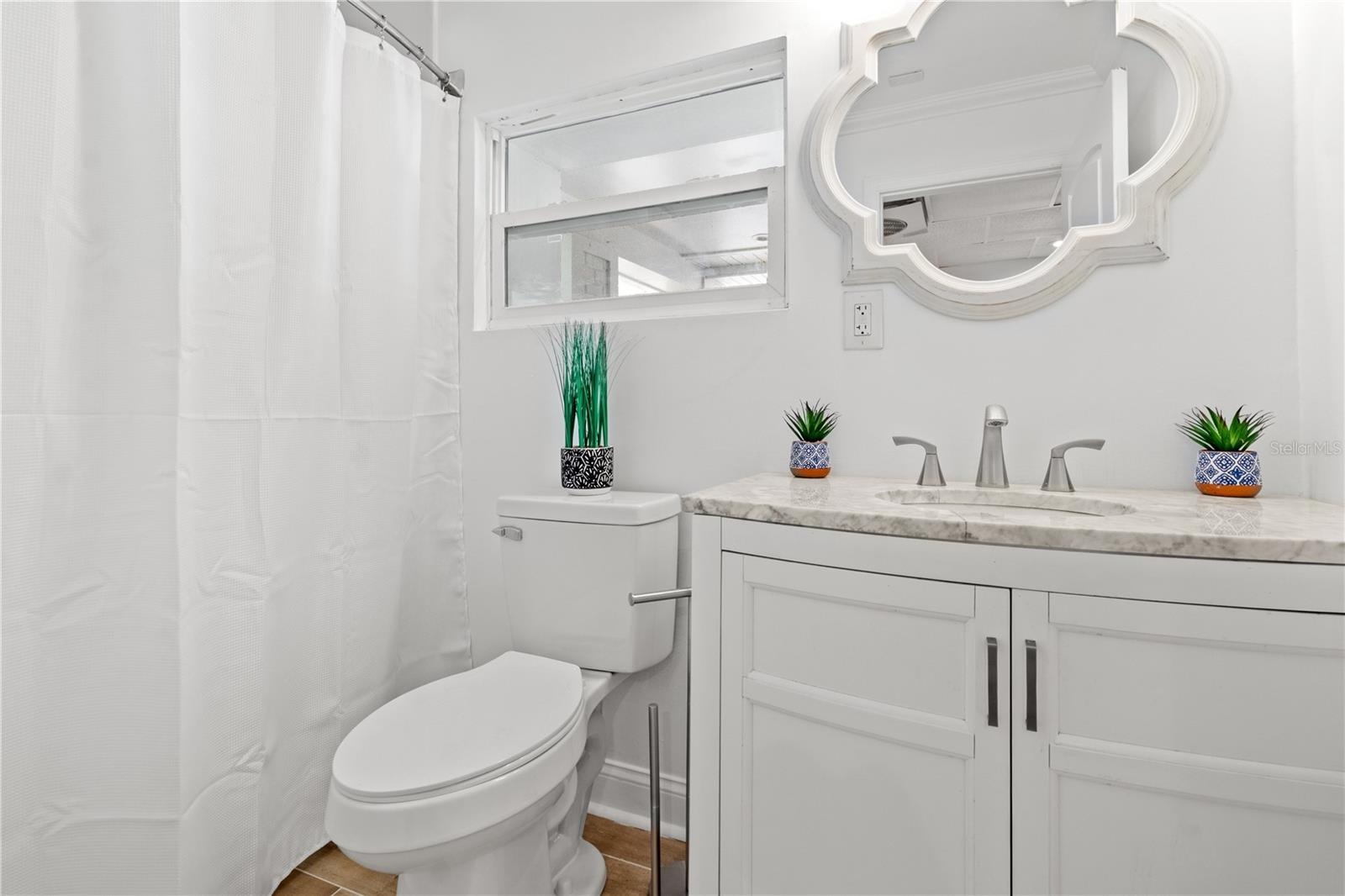 1 bedroom studio apartment, in law suite, private entrance.