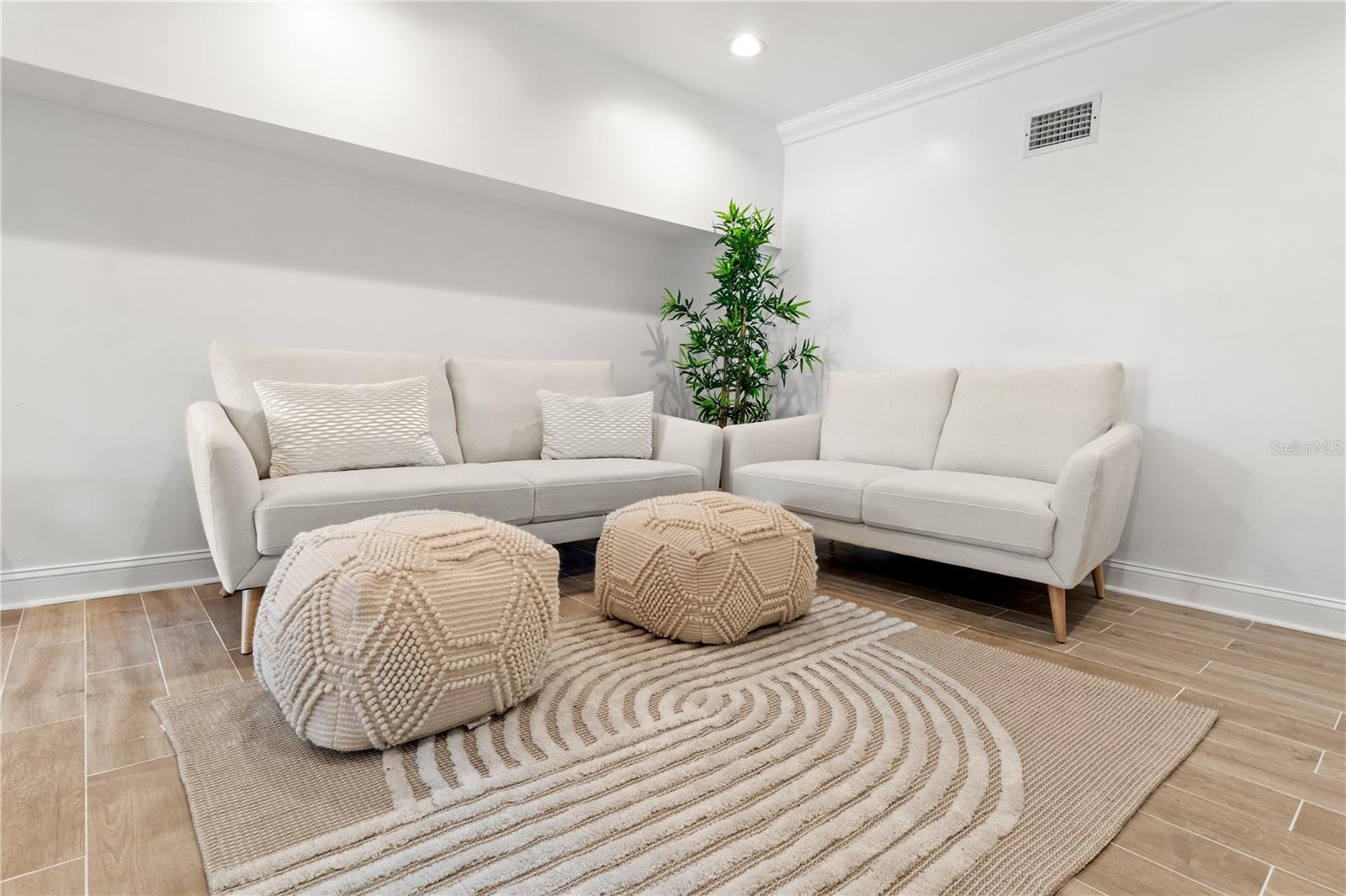 1 bedroom studio apartment, in law suite, private entrance.