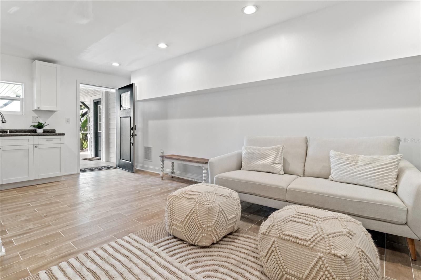 1 bedroom studio apartment, in law suite, private entrance.