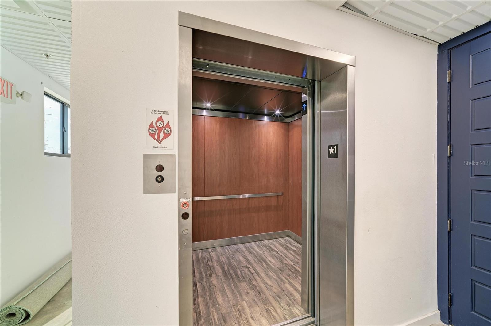 Ground level - Oversized elevator