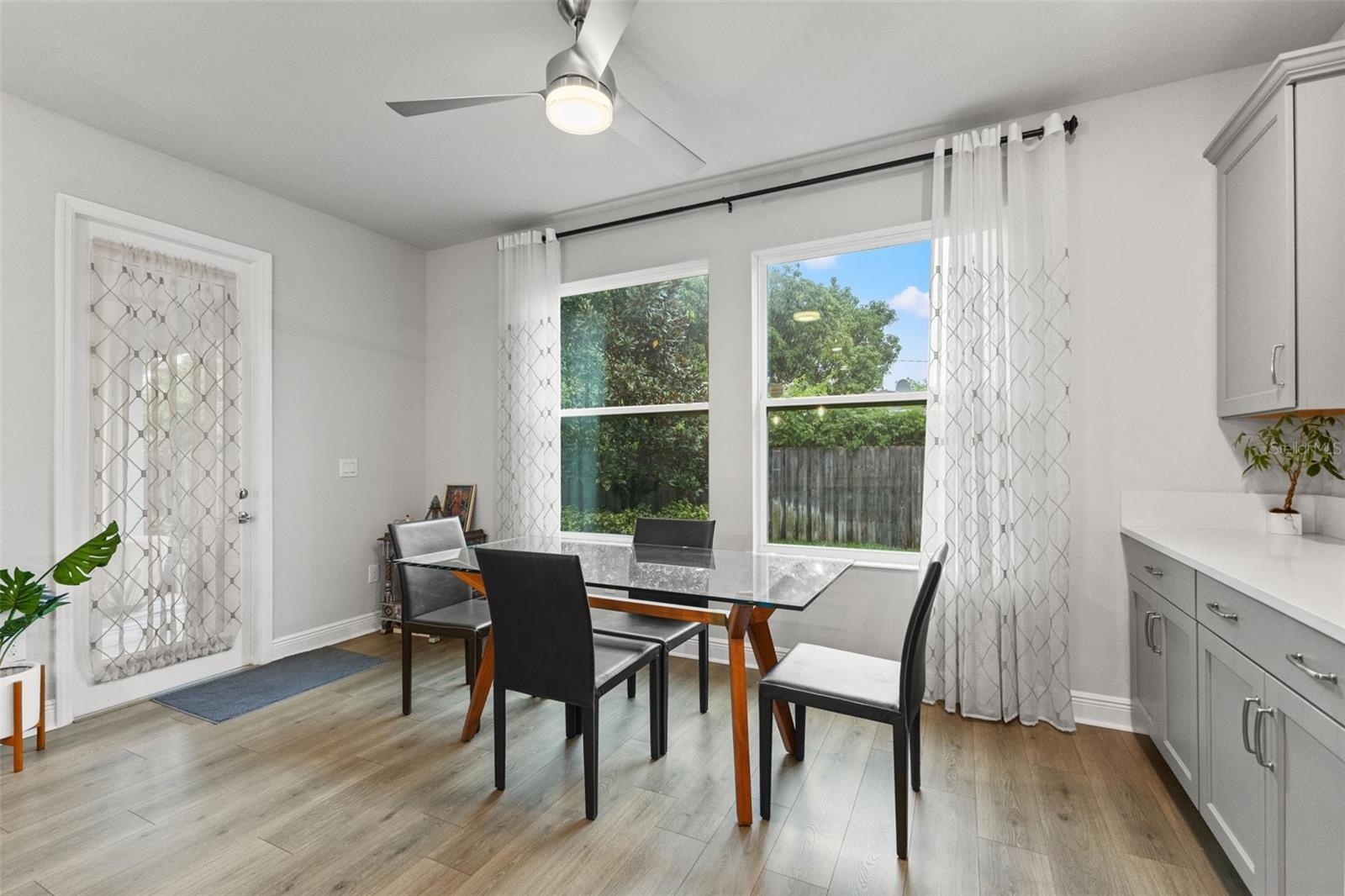 Eat in kitchen/ dining room