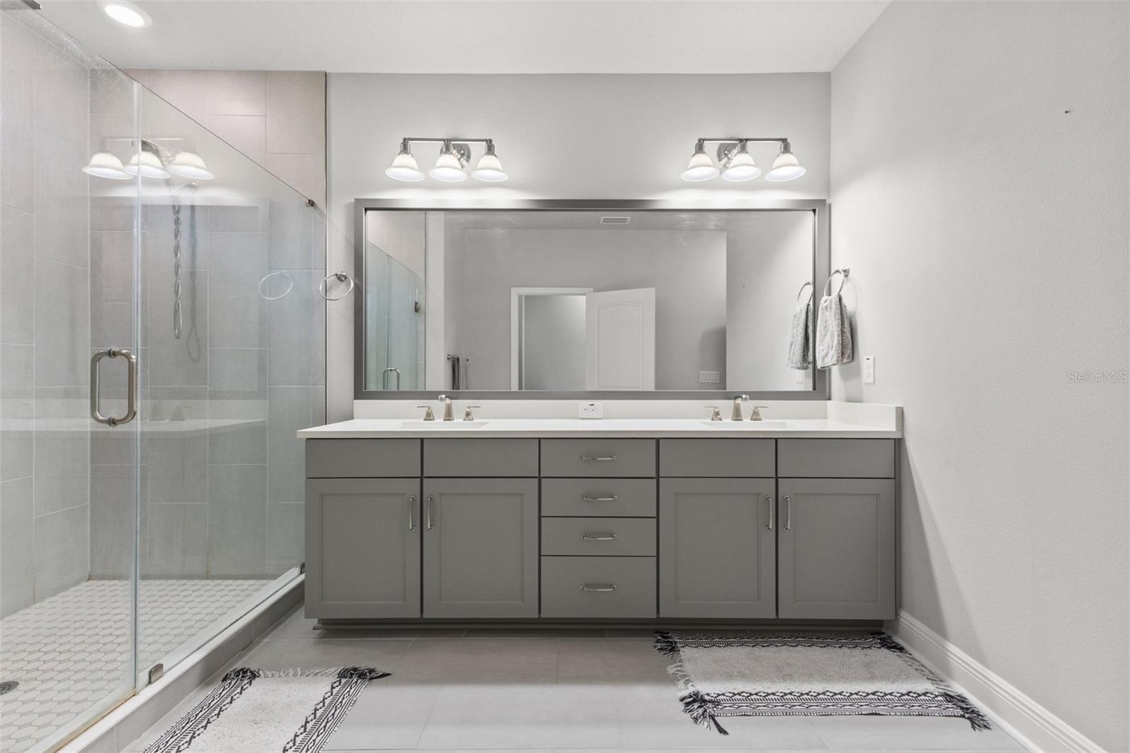 Dual sinks in primary bath