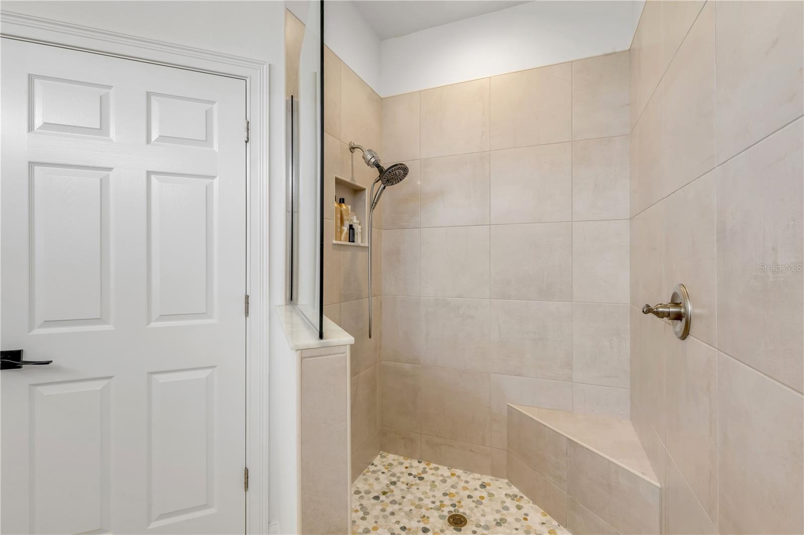 Walk0in shower w/seat