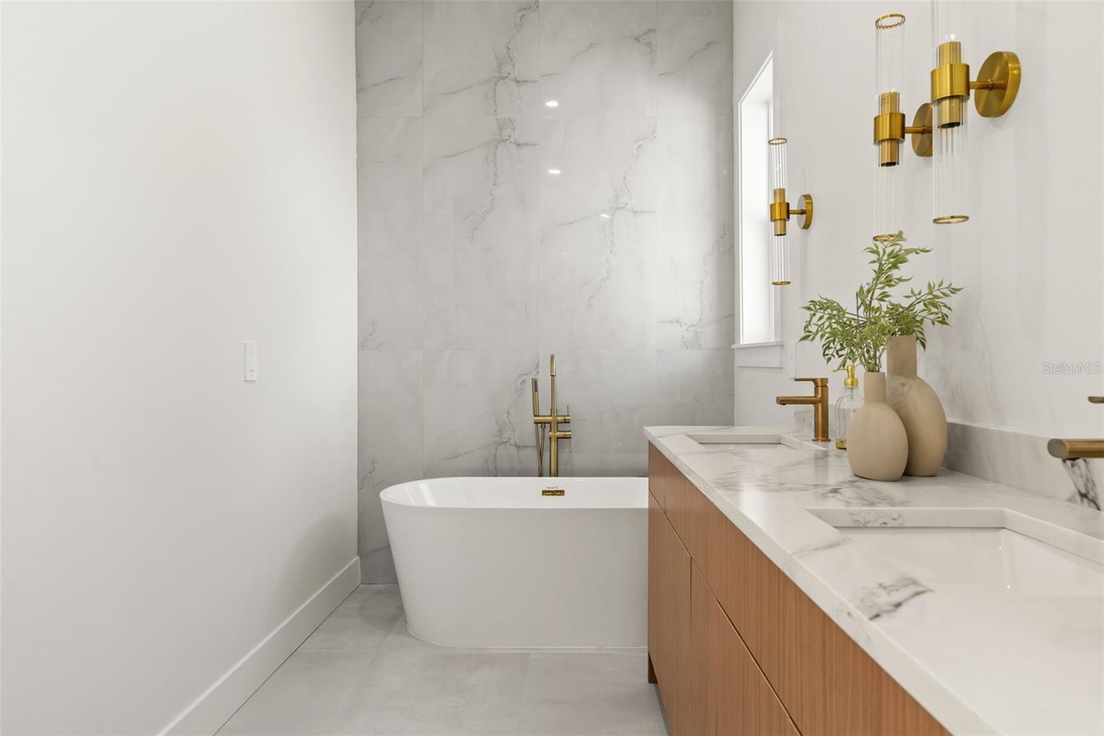 freestanding soaking tub