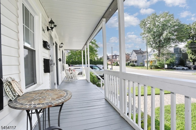 Easy Access to Downtown &  NYC
