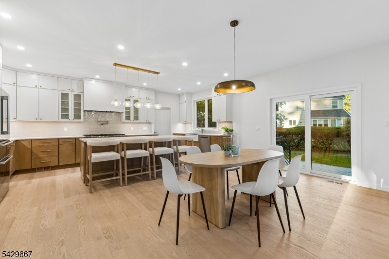 Breakfast Area to Kitchen