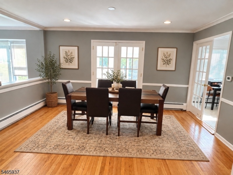 AI Staged Dining room