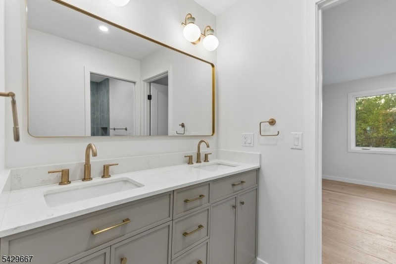 2nd Floor Full Bathroom