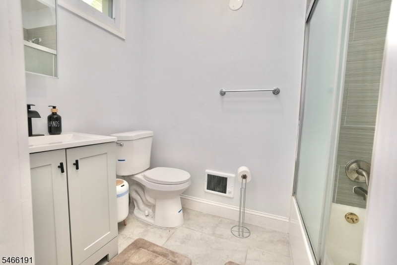 1st fl Bath