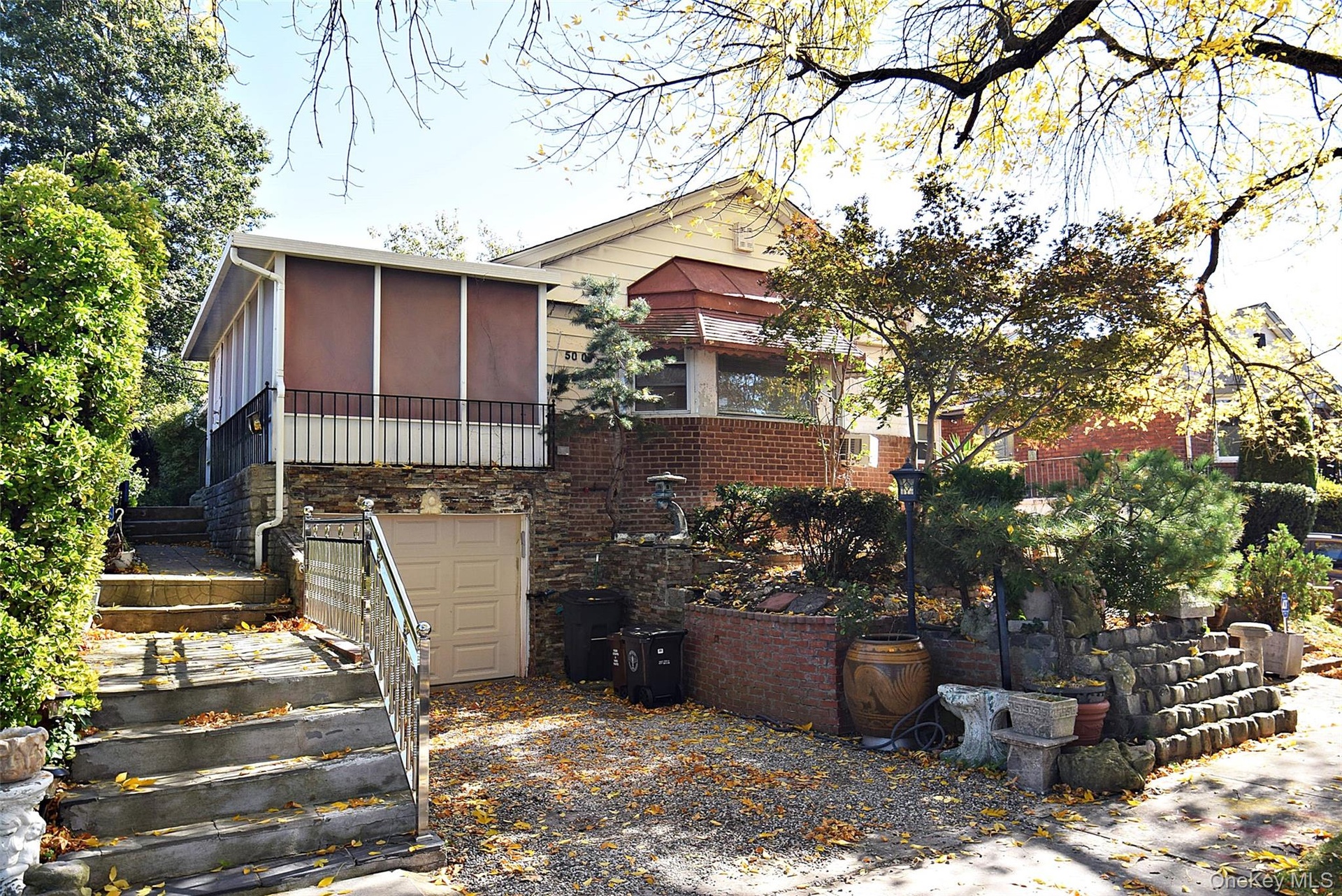 Front View House/Garage