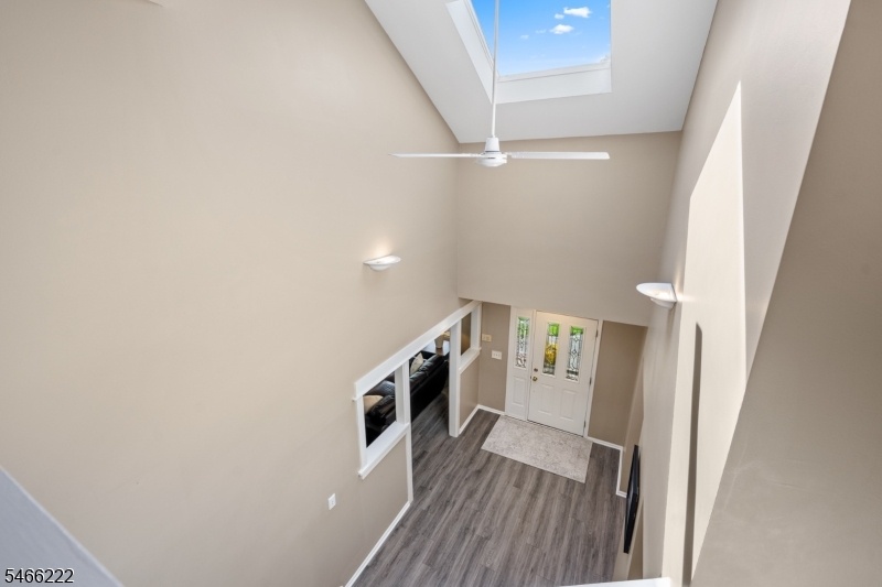 SKYLIT 2-STORY FOYER
