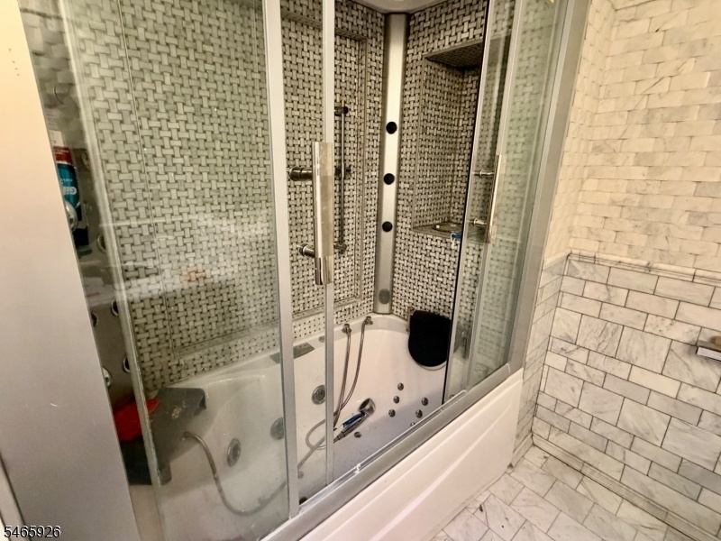 Jetted tub with steam