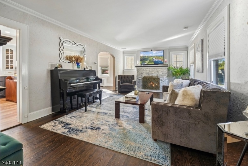 Living Room w/gas fireplace