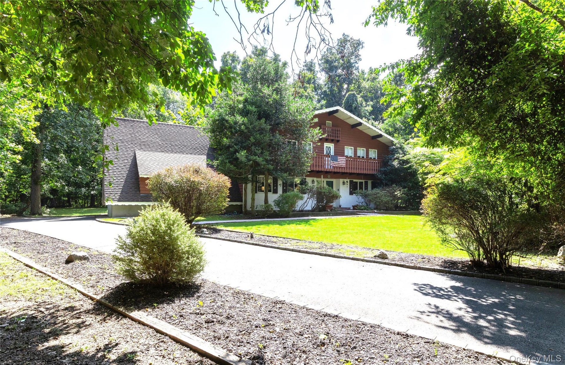 Welcome to 1 Valleywood Ct. W, Head of the Harbor