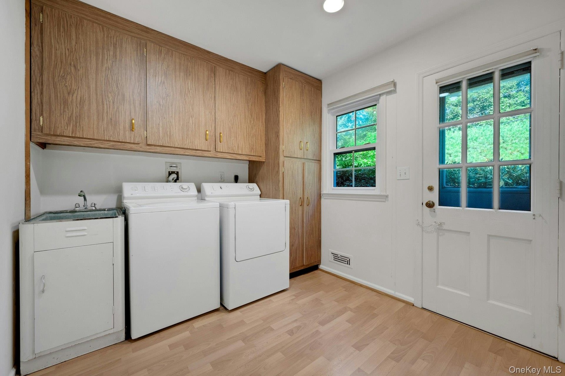 Laundry/mud room off kitchen and garage