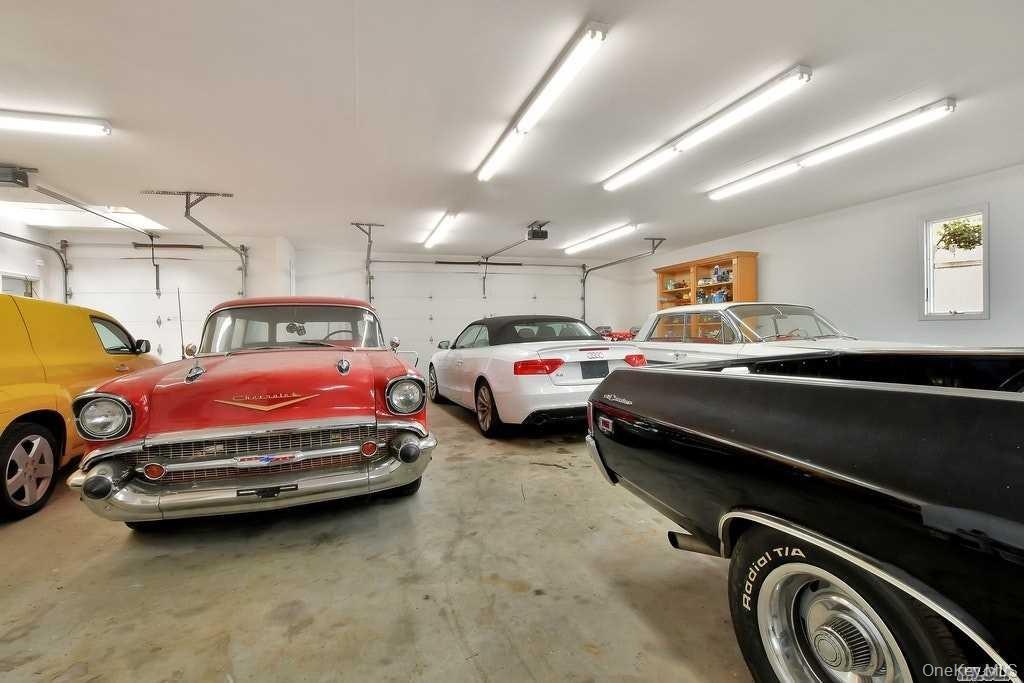 ROOM FOR 8 VEHICLES