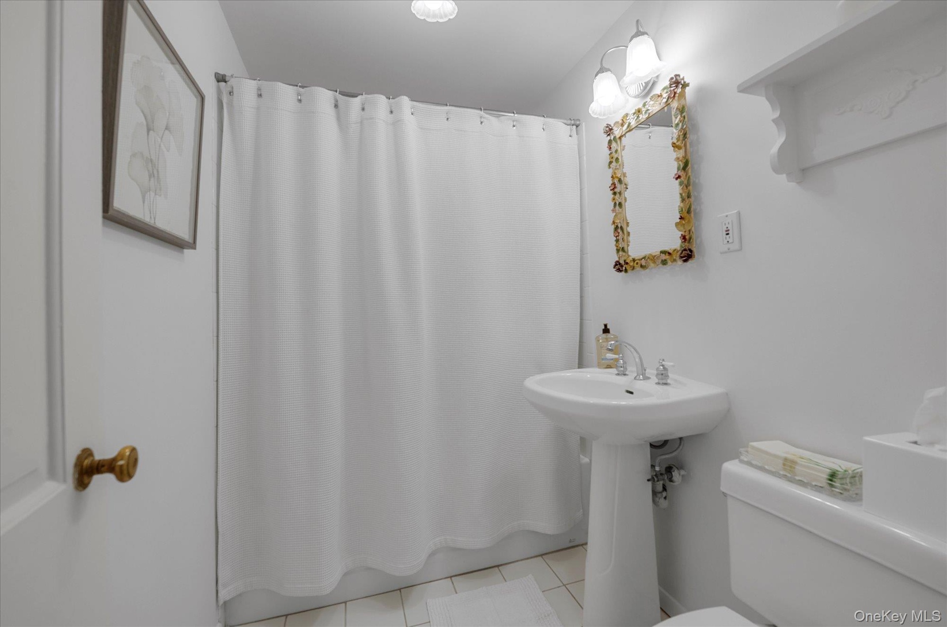 Full bathroom #1