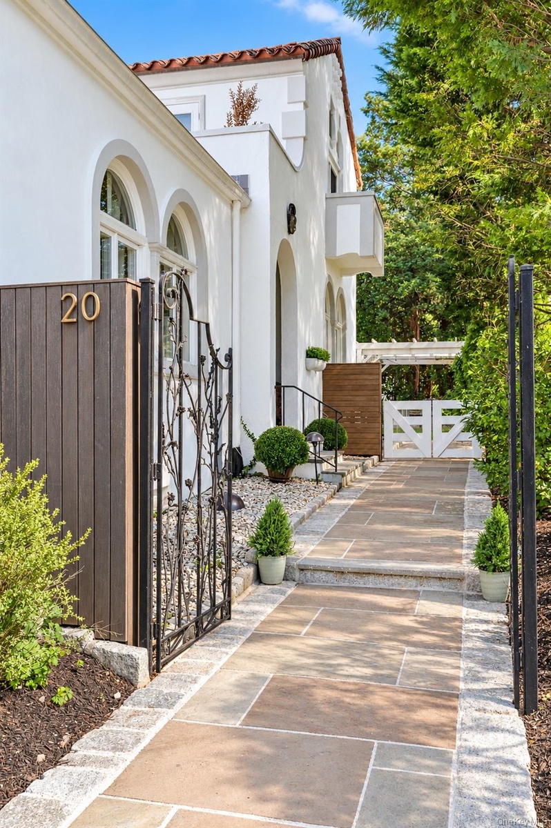 Side pathway to backyard