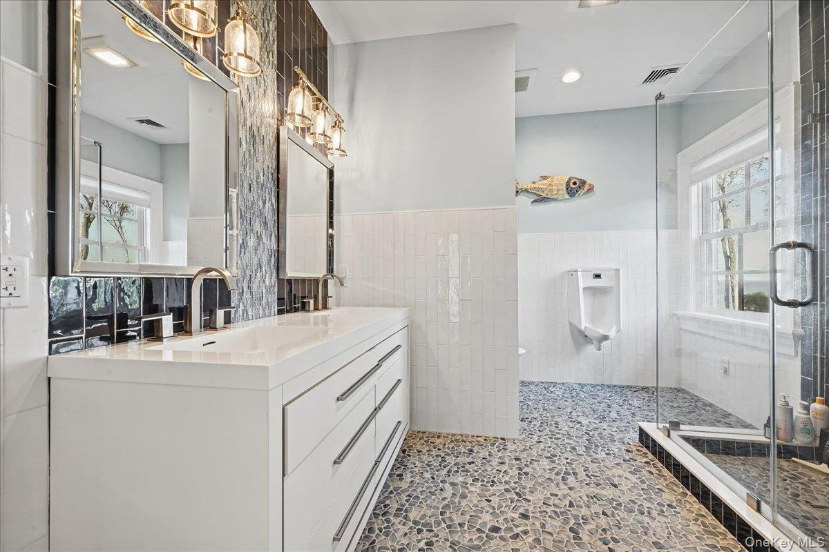 Dual vanity with integrated sinks and modern hardware