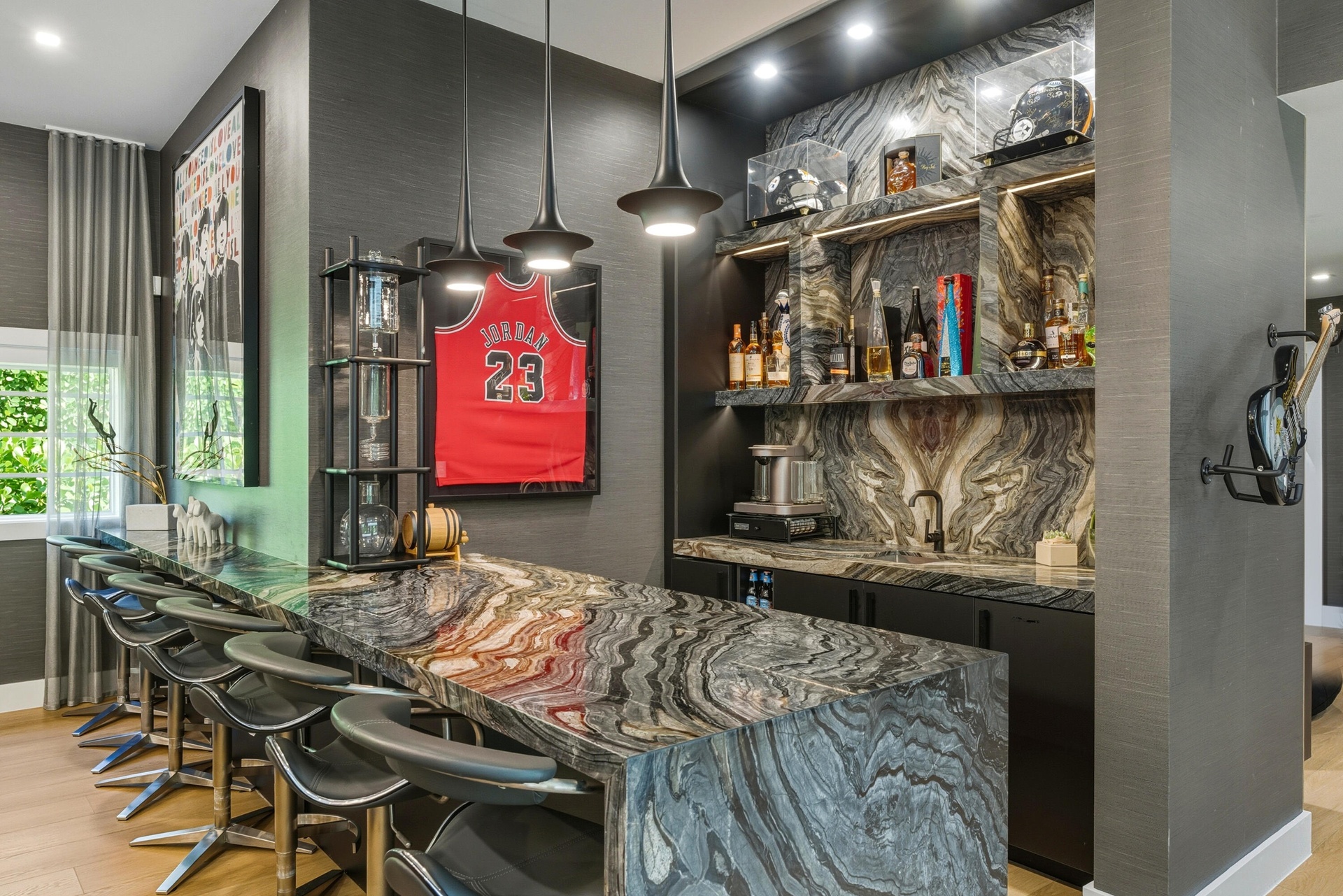 CLUBHOUSE BAR