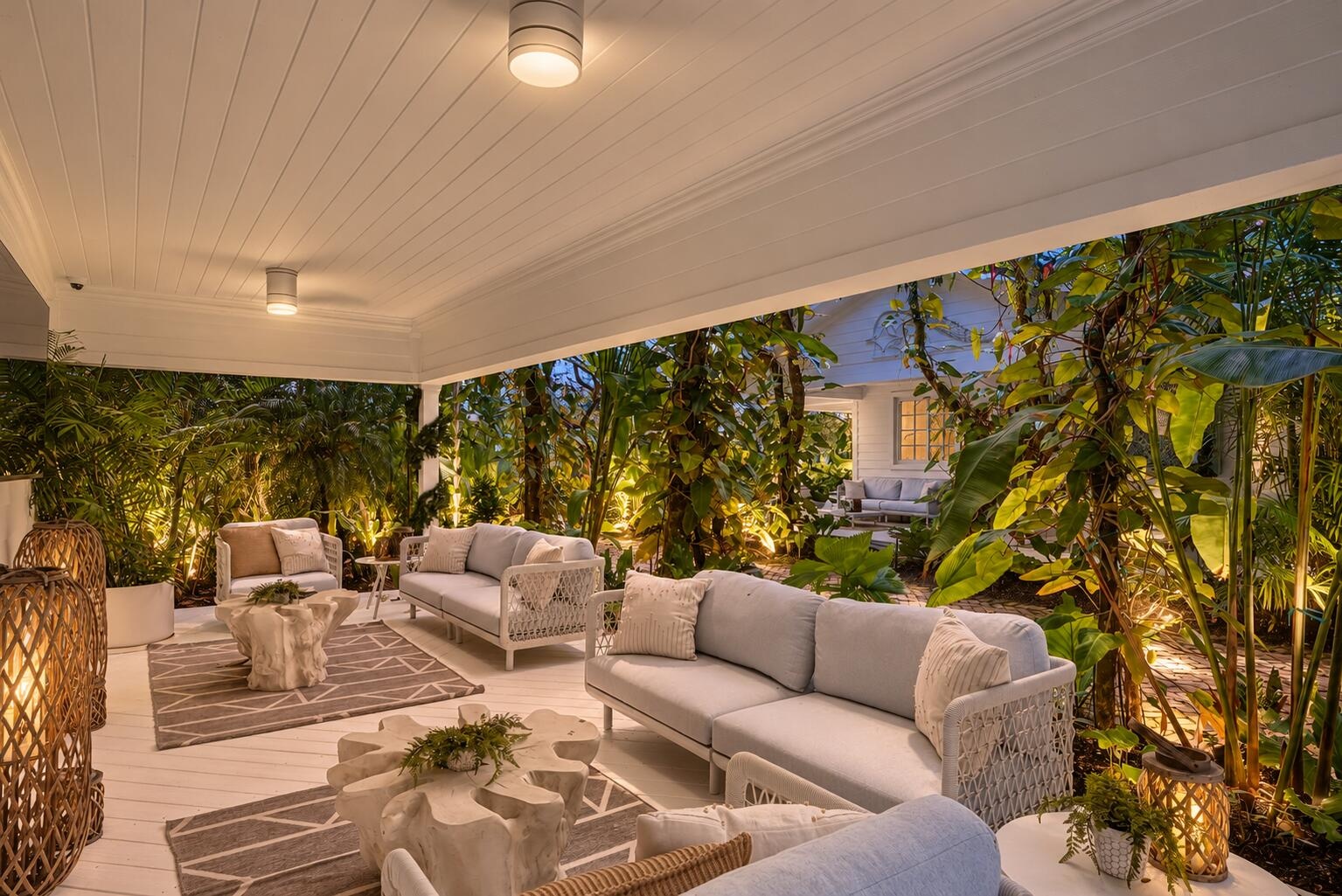 COVERED LOUNGE AND SEATING