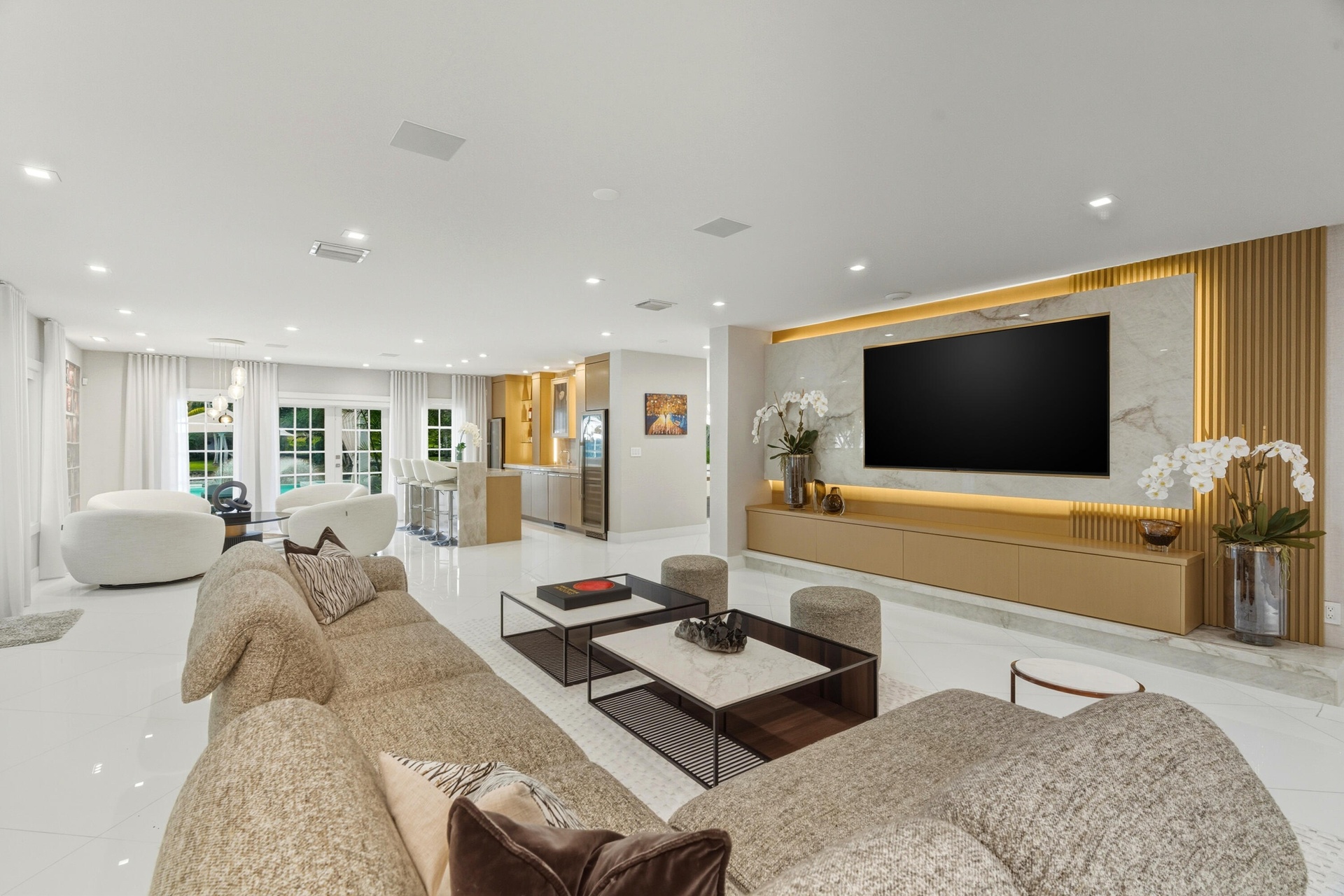 MAIN HOUSE FAMILY ROOM