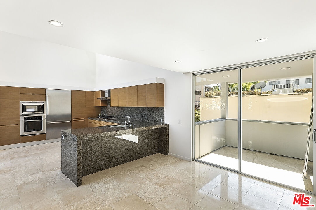 Kitchen/Outdoor area