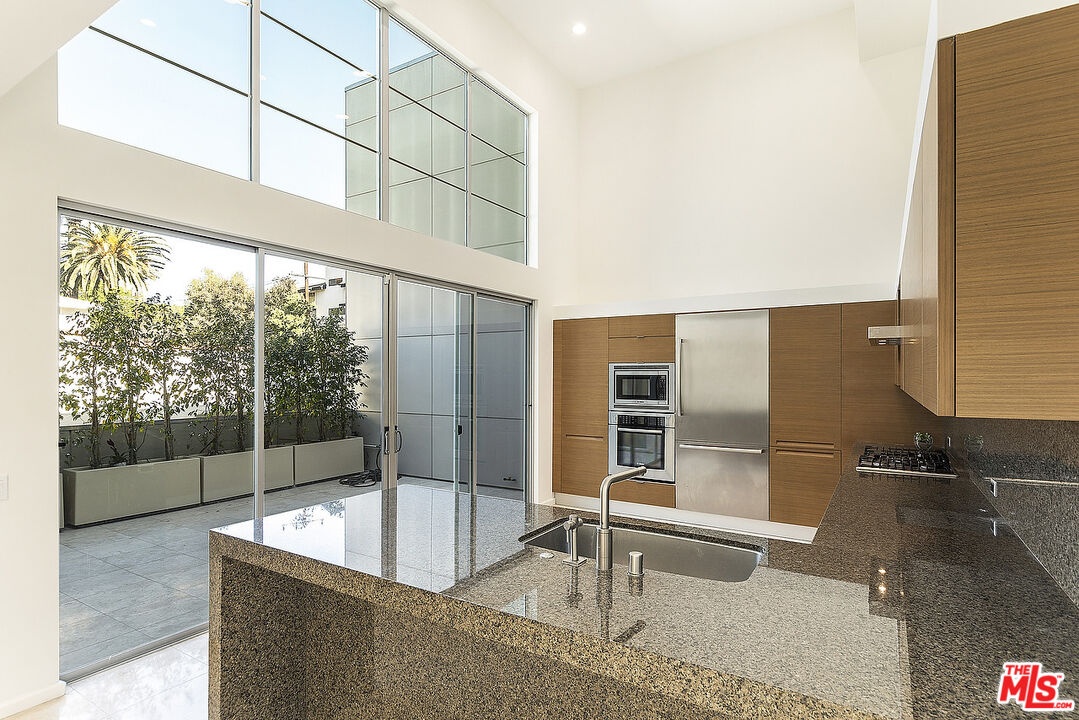 Kitchen/Outdoor area