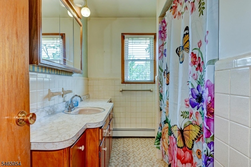 Main Bathroom 1st Floor