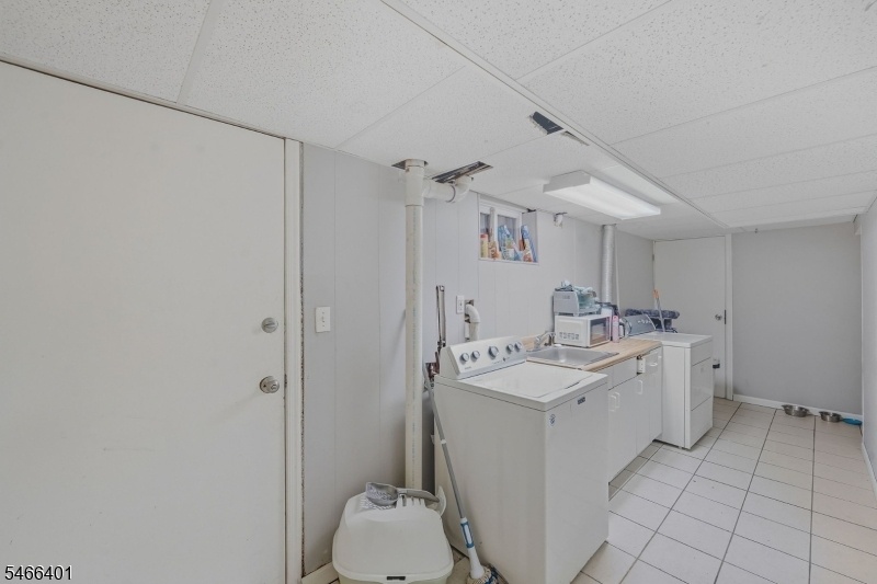 Kitchenette / Laundry