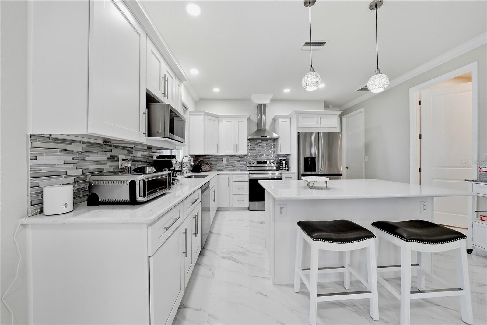 Kitchen / island seating