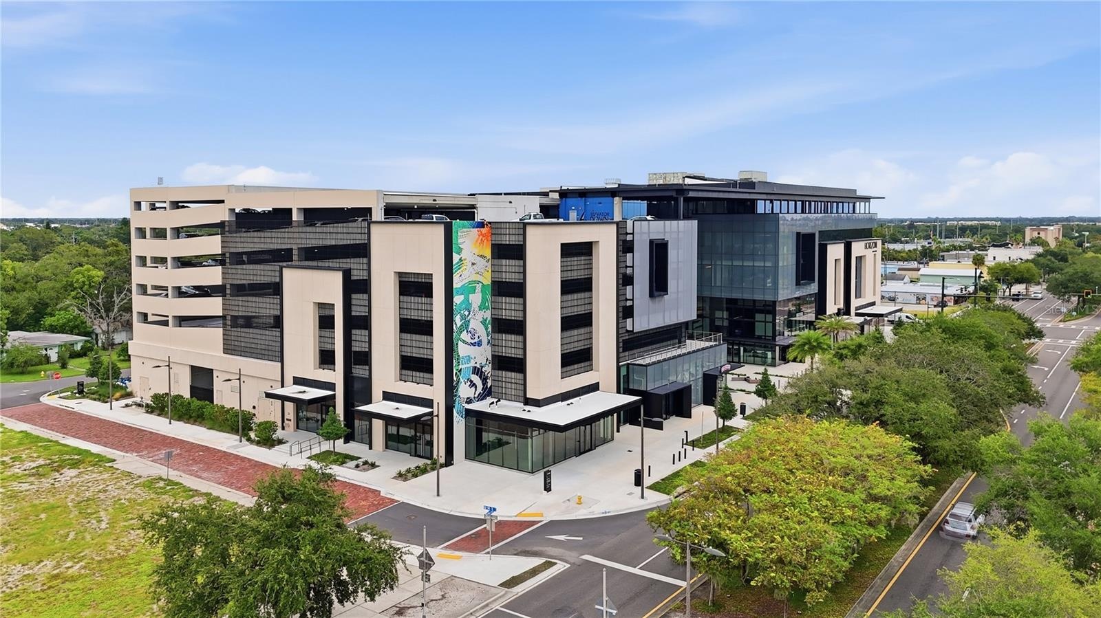 10 minute walk to the brand new city hall complex (local dining & shopping)
