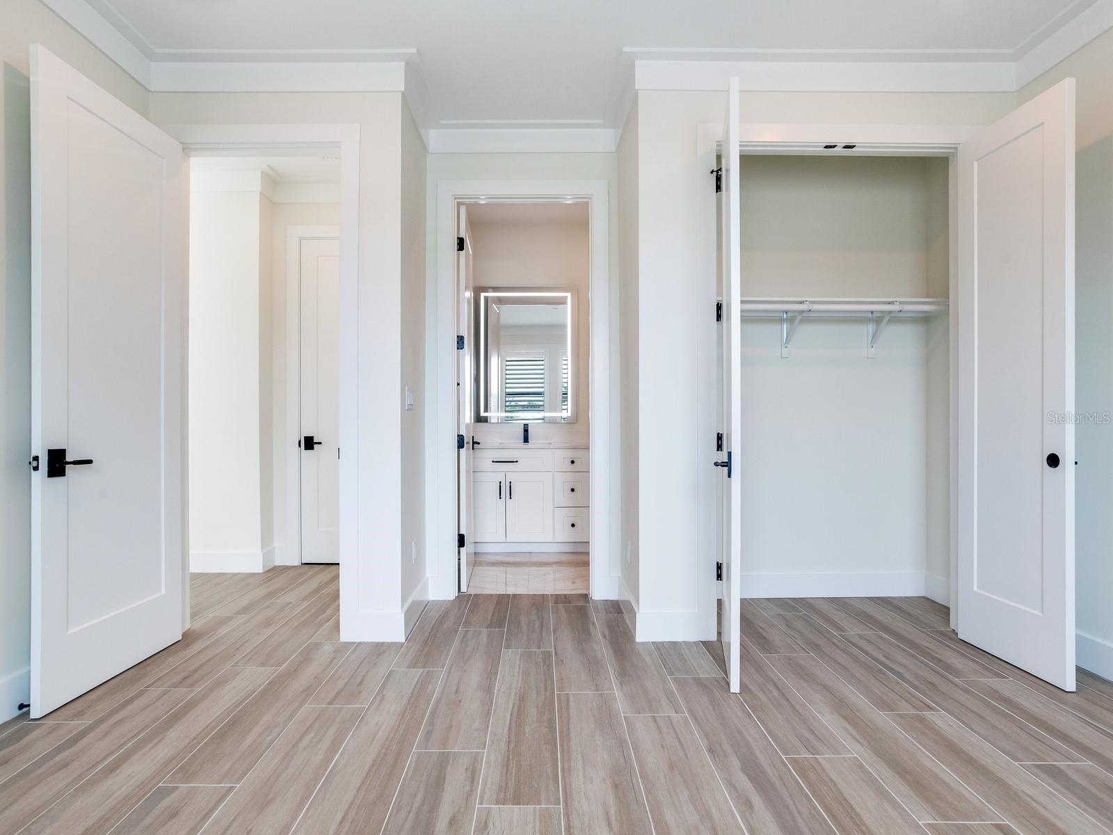 Picture of an ensuite bathroom of an already built SeaSafe Shore Crest home for reference purposes only.