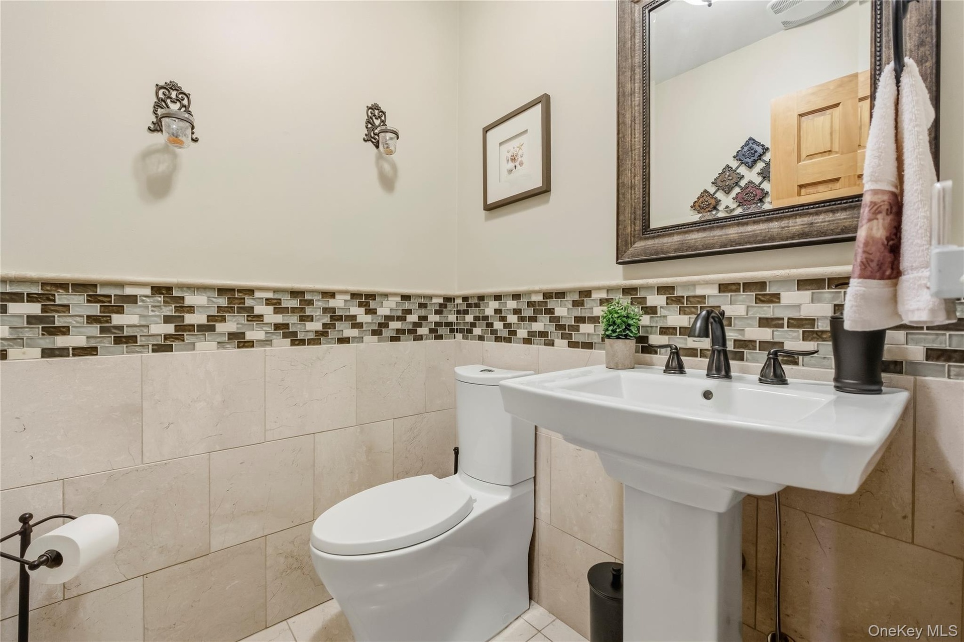 Powder room - 1st Floor