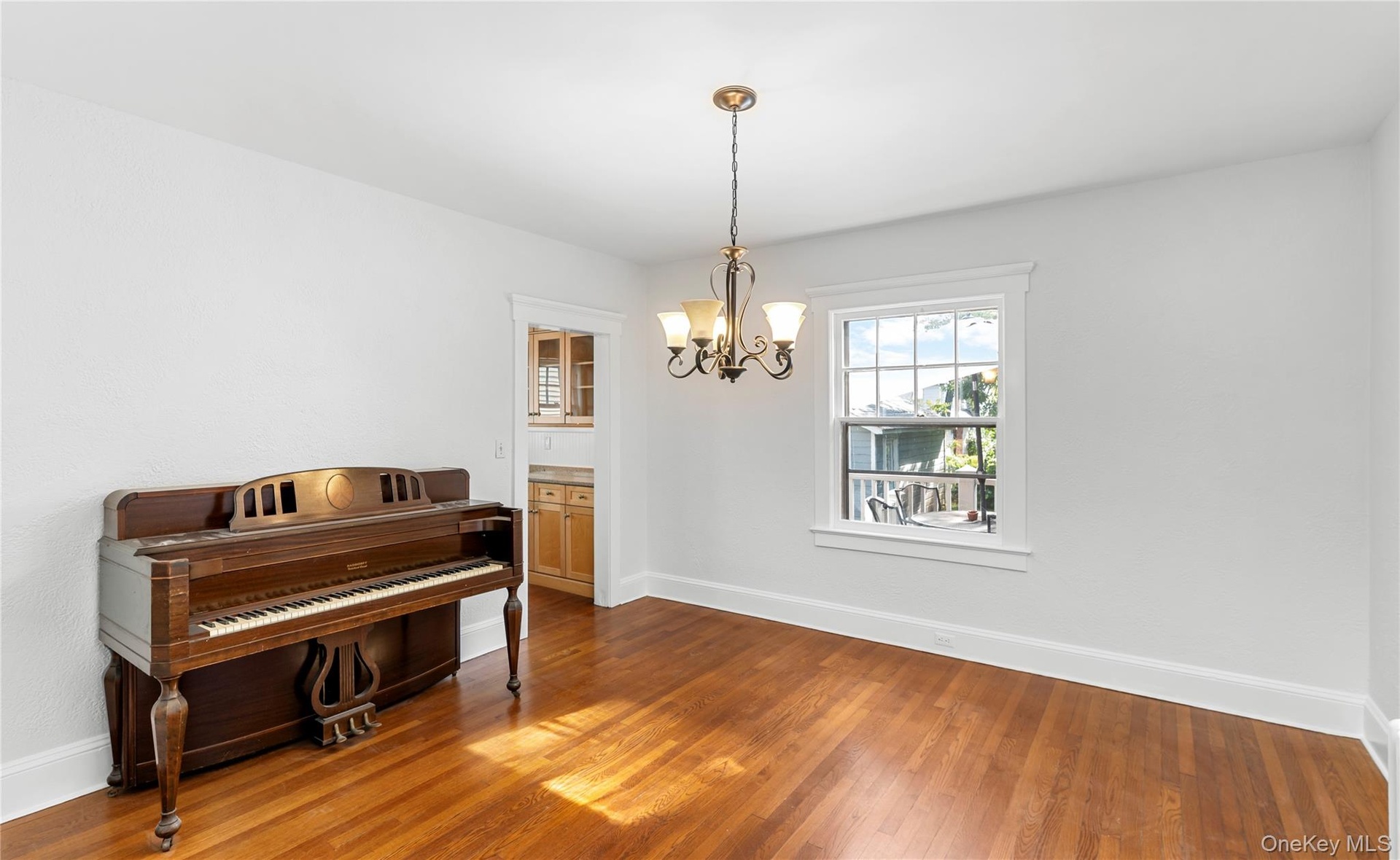 dining room to kitchen
