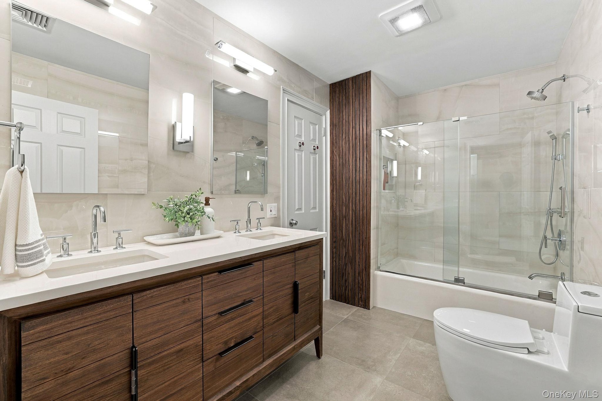 Beautifully Updated Full Hall Bathroom