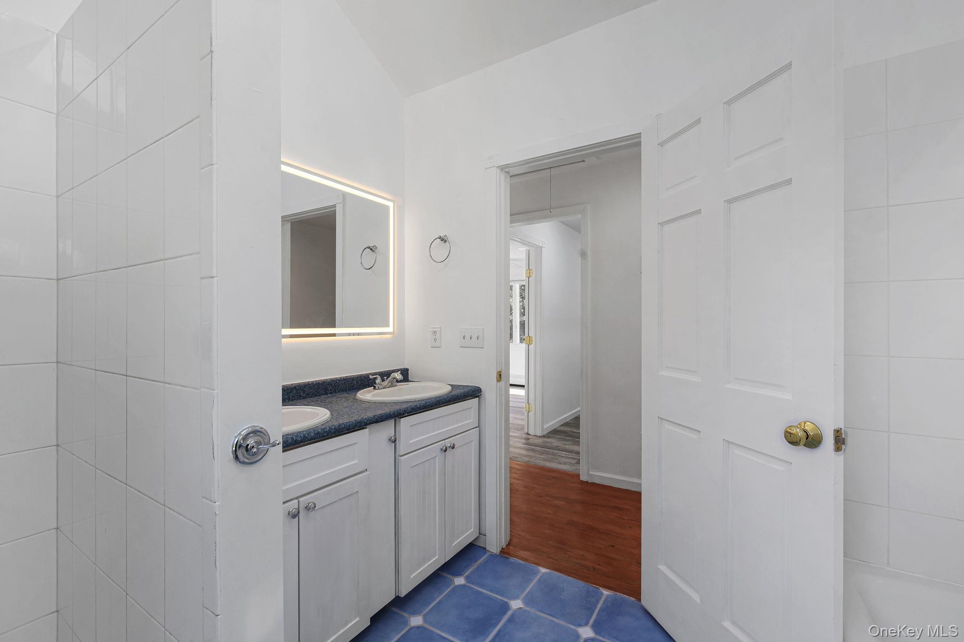 Upstairs full bath