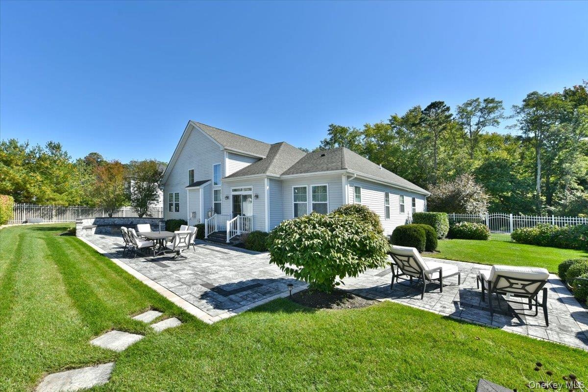 Bright and Sunny Back yard, perfect for BBQ's and lounging