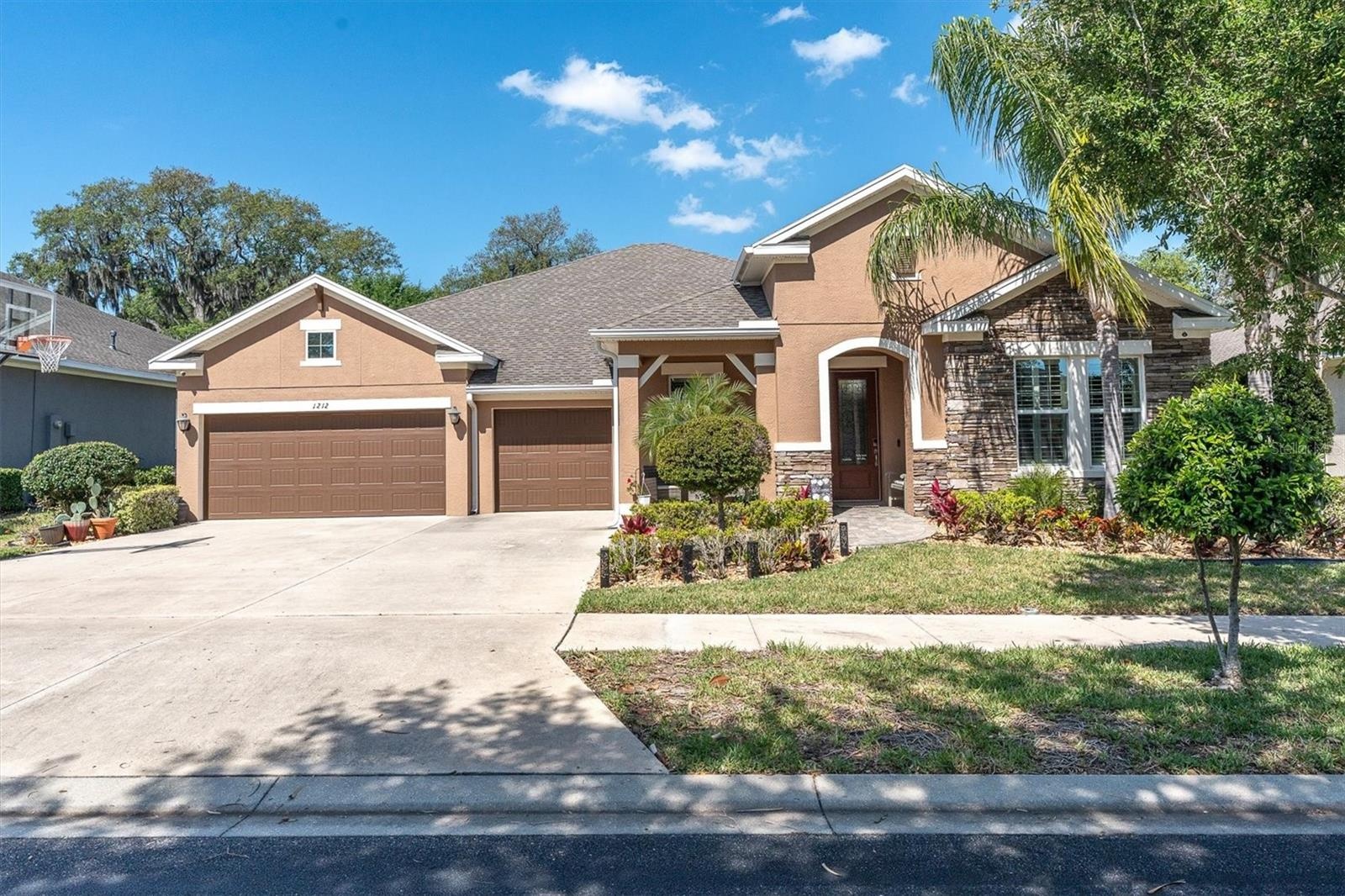 PRSITINE POOL HOME IN GATED COMMUNITY!