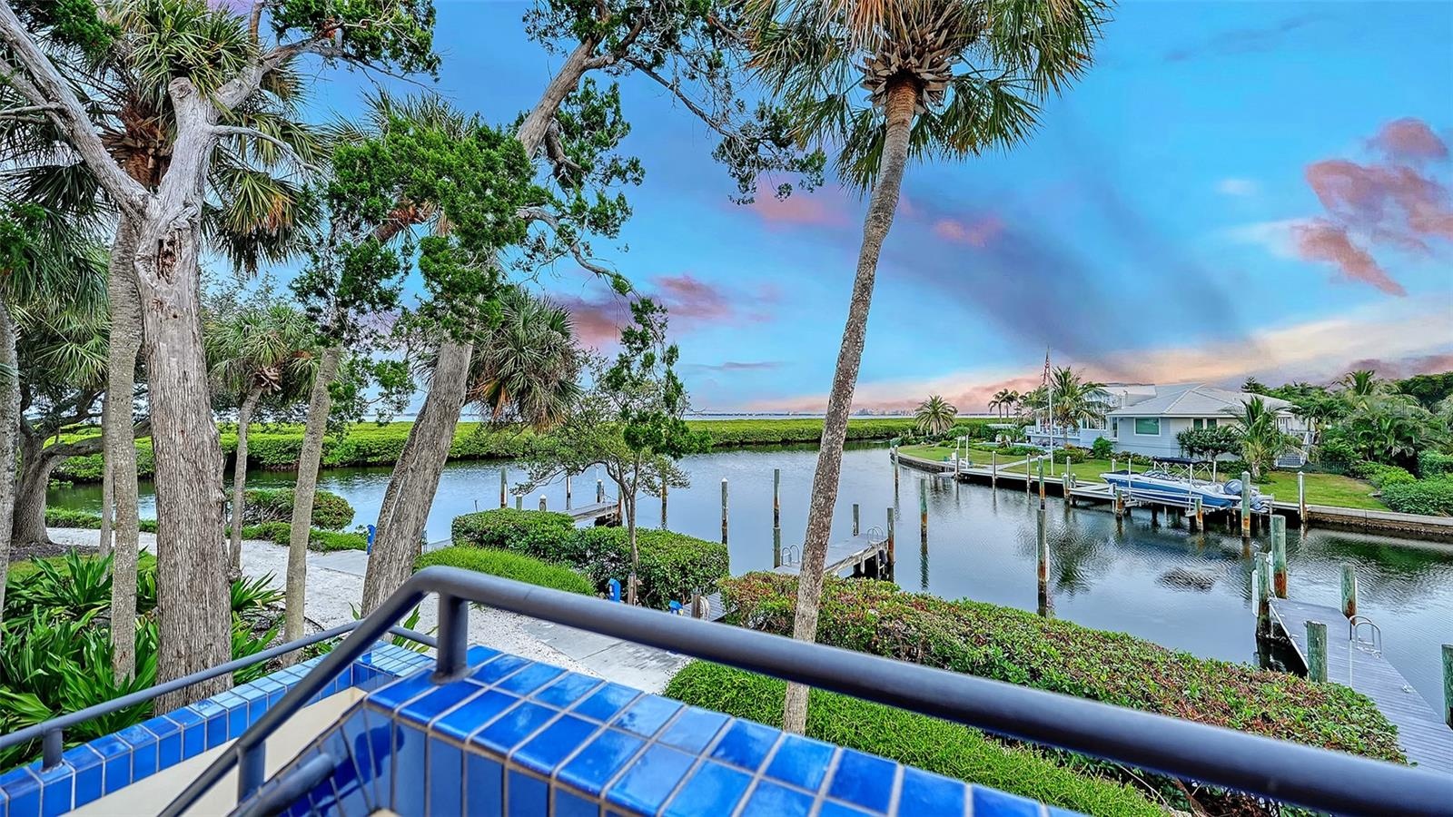 EVEN YOUR FRONT PORCH HAS SERENE VIEWS !
