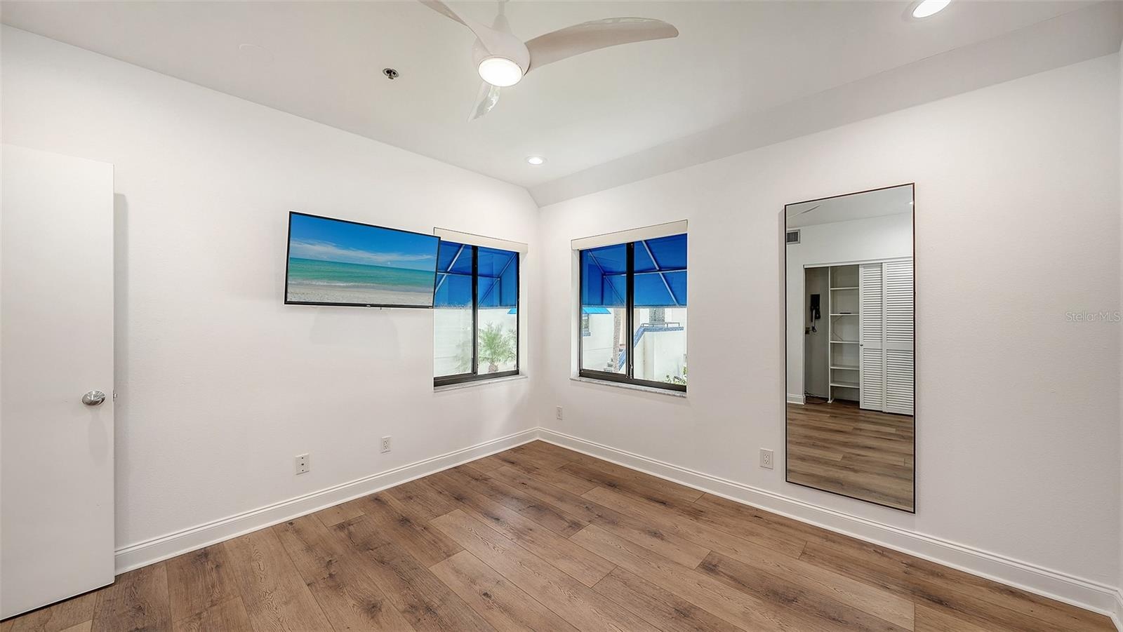 LARGE 1ST FLOOR GUEST SUITE OR AN OFFICE/STUDIO