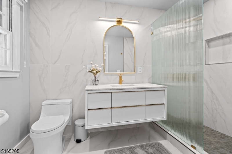Second suite Bath