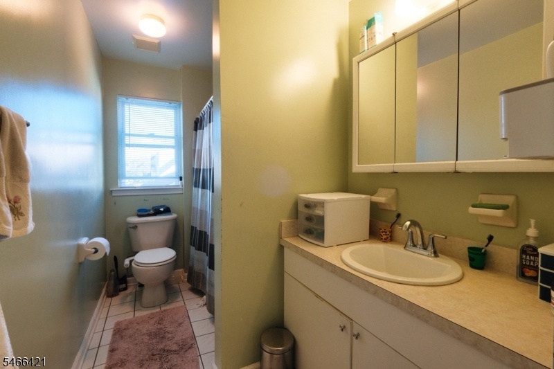1st floor main bath