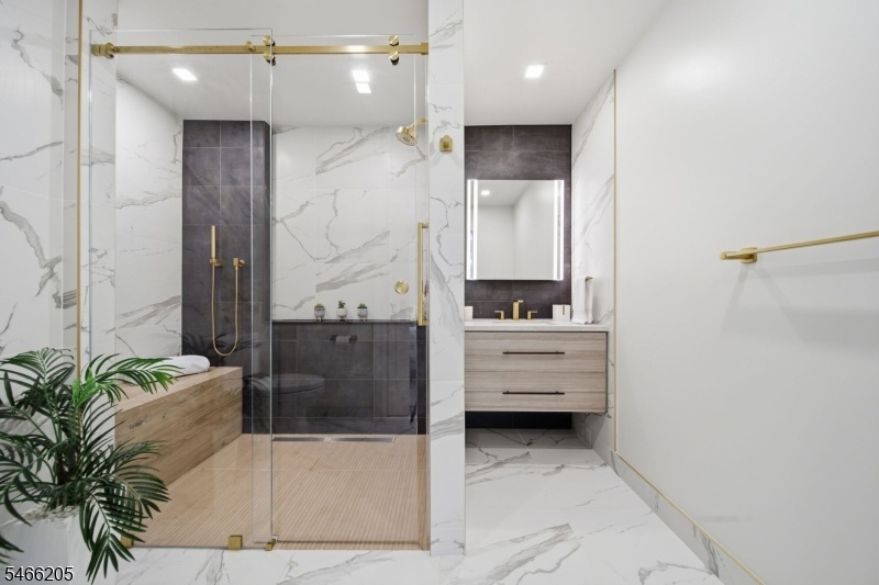 Guest Suite Full Bath