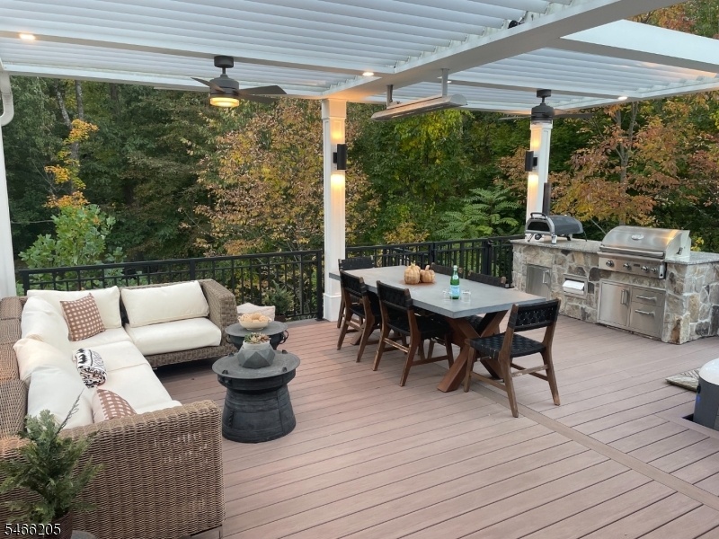 Expansive deck