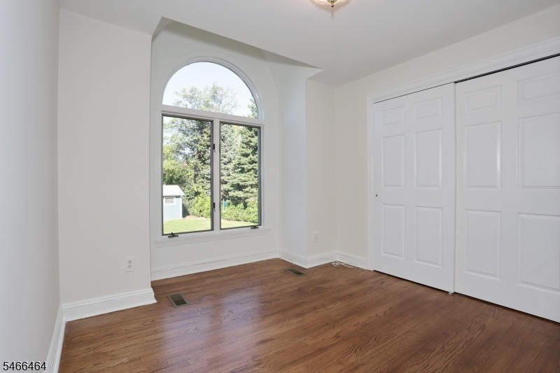Vaulted Ceiling!
