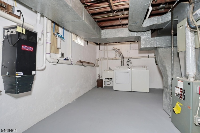 Basement 2nd laundry area