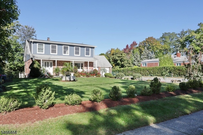 Gorgeous Curb Appeal!