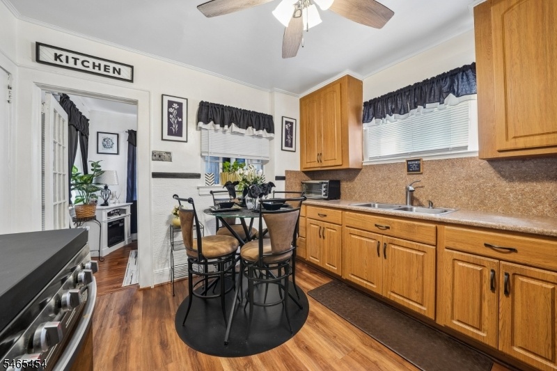 Eat-In Kitchen