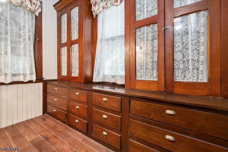 Butlers Pantry Off KItchen